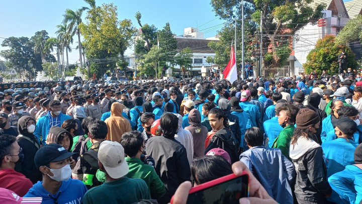 Ricuh, Massa Aksi Merangsek Masuk Kantor DPRD Kota Cirebon