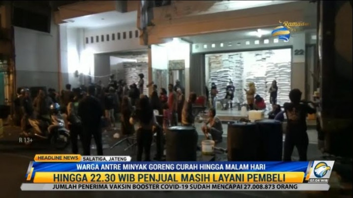 Warga Salatiga Antre Beli Minyak Goreng Curah hingga Tengah Malam