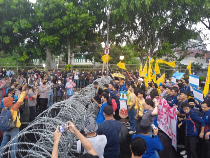 Massa Aksi Mahasiswa Coba Terobos Blokade Menuju Istana Bogor