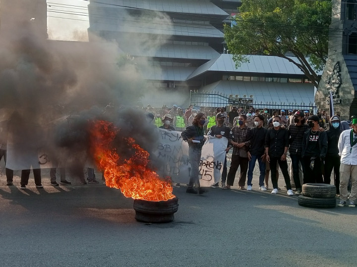 Tak Bertemu Ganjar, Massa di Semarang Bakar Ban Depan Kantor Pemprov Jateng