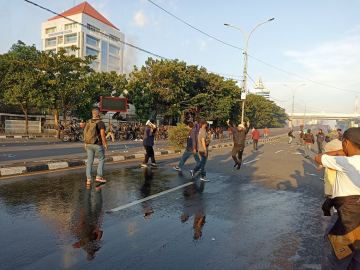 Paksa Masuk Kantor DPRD Sulsel, Mahasiswa Bentrok dengan Aparat