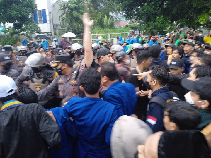 Halau Massa Menuju Istana Bogor, Mahasiswa Saling Dorong dengan Polisi
