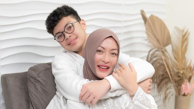 Pedihnya Hati Angelina Sondakh Sering Dapat Penolakan dari Keanu Massaid