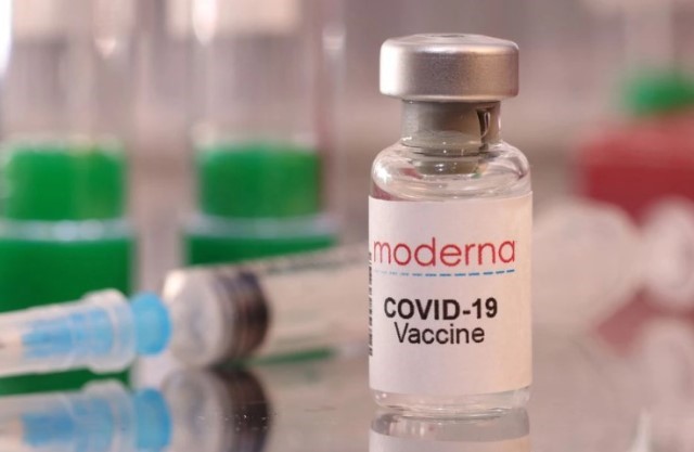Moderna menarik ribuan dosis vaksin covid di Eropa. (Foto: Dok. Reuters/Dado Ruvic/Illustration)