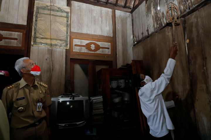 Ganjar Bersama Baznas Jateng Renovasi Rumah Guru Ngaji di Kendal