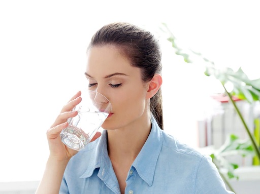 Sebaiknya kamu rutin minum air putih secara teratur pada malam hari daripada minum sekaligus saat berbuka puasa atau sahur. (Foto: Ilustrasi. Dok. Freepik.com)