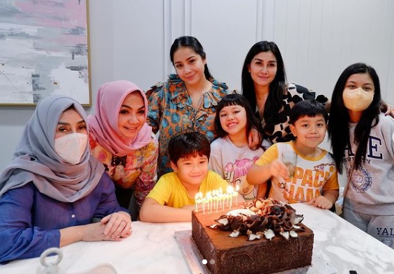 NIsya Ahmad saat merayakan ulang tahun Raffi Ahmad dan Nagita (Foto: Nissyaa)
