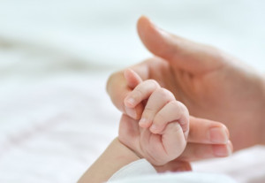 Cenderung Lebih Kering, Bagaimana Cara Merawat Kulit Bayi yang Tepat?