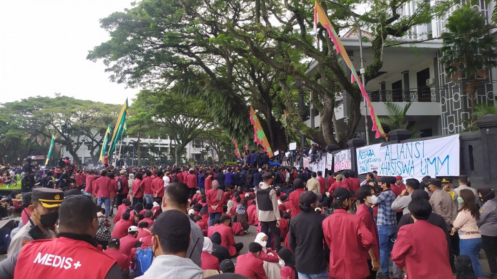 Ribuan Mahasiswa Malang Geruduk DPRD Tolak Masa Perpanjangan Presiden
