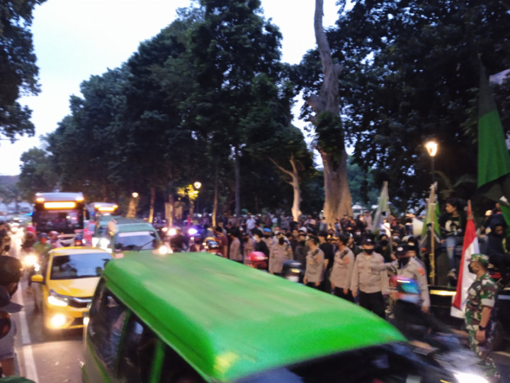 Kesal Ada Demo Depan Istana, Pengendara Terobos Pembatas Jalan