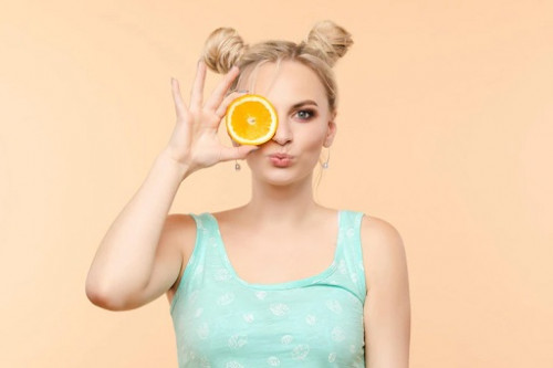 Vitamin C dalam buah jeruk adalah zat paling utama yang sangat berperan dalam melindungi kulit dari sinar UVA dan UVB. (Foto: Ilustrasi. Dok. Freepik.com)