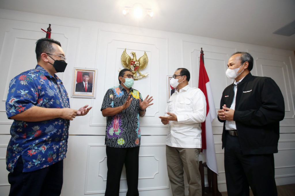 Perwakilan Kemkominfo bersama Asosiasi Internet of Things Indonesia.