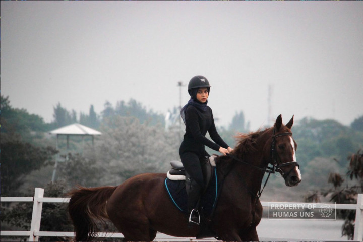 Dari Hobi Jadi Prestasi, Mahasiswa UNS Ini Sabet Banyak Juara dari Berkuda