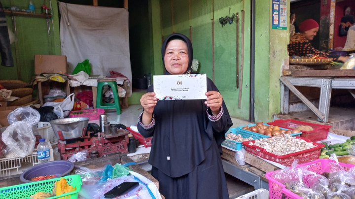 Pedagang Pasar di Cirebon Semringah Diberi Rp 1,2 Juta oleh Jokowi