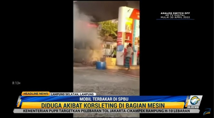 Aksi Berani Polisi Padamkan Api di SPBU