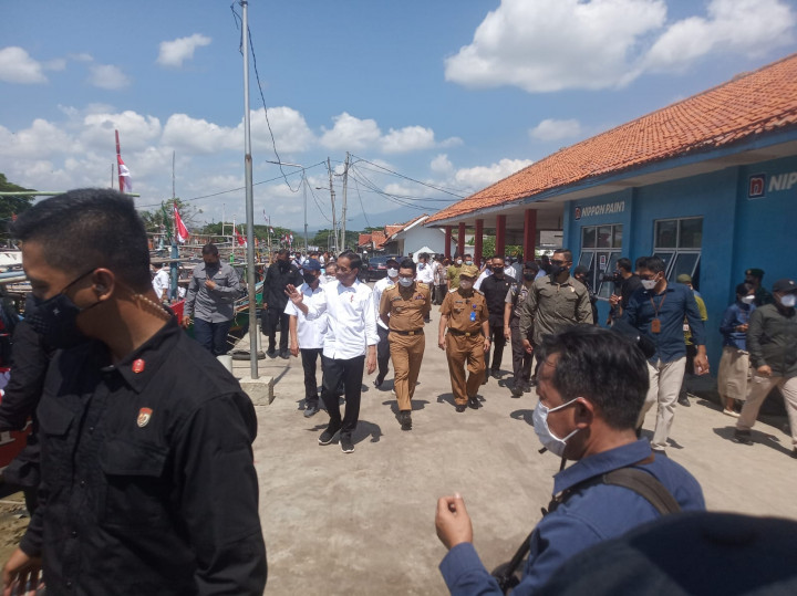 Nelayan di Cirebon Curhat Pendangkalan ke Jokowi