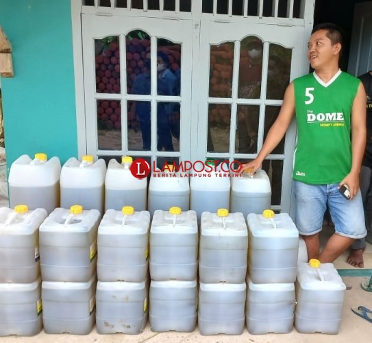 Rumah Warga di Lampung Kedapatan Timbun Ratusan Liter Minyak Goreng