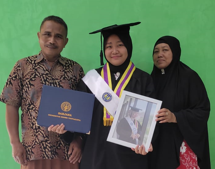 Cerita Mita Belajar SBMPTN Sembari Jaga Dagangan di Kantin Hingga Lulus Cumlaude dari UNY