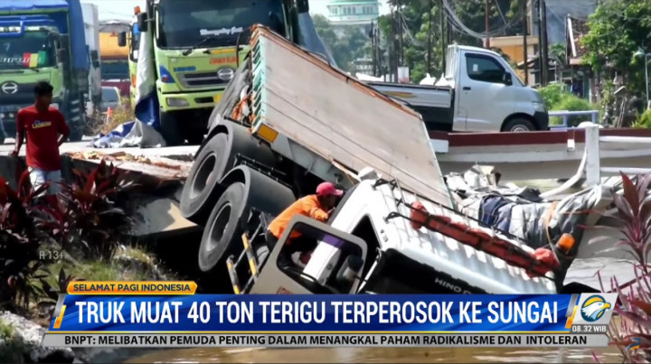 Sopir Mengantuk, Truk Pengangkut 40 Ton Terigu Masuk Sungai