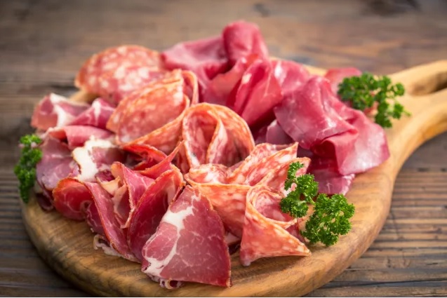 Studi: Konsumsi Daging Olahan Bikin Tubuh selalu Merasa Lelah