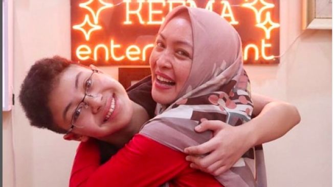 Angelina Sondakh dan Keanu (Foto: instagram)