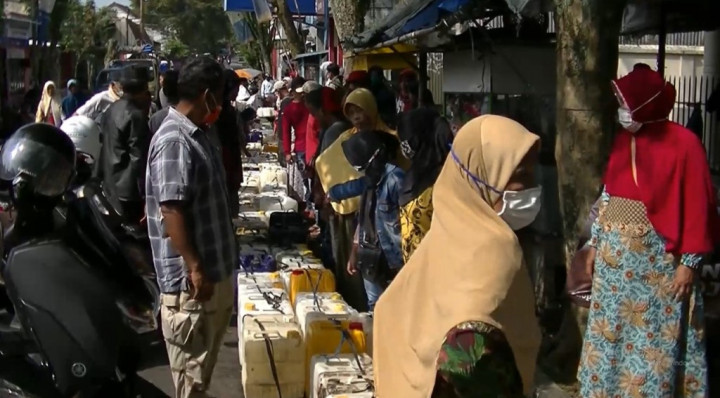 Inapkan Jeriken, Cara Warga Temanggung Dapatkan Minyak Goreng Curah