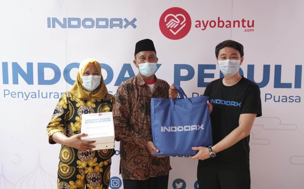 CEO Indodax Oscar Darmawan (kanan) memberikan paket sembako. Foto: Istimewa.