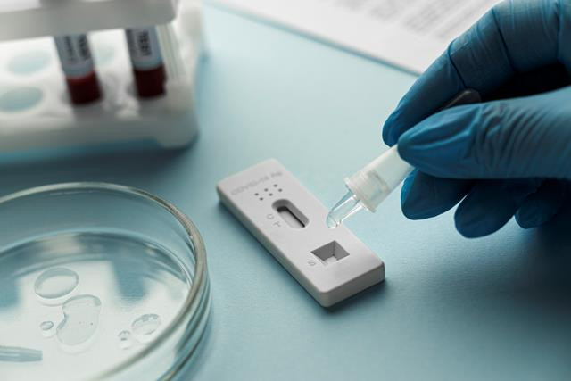 Ini kemungkinan dari hasil Rapid antigen tests (RAT) dan PCR. (Foto: Ilustrasi/Freepik.com)