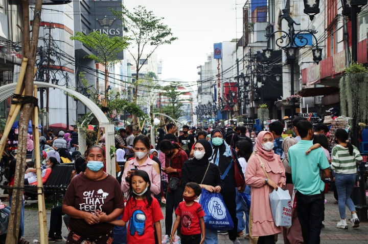 Libur Panjang, 'Lautan Manusia' Berjubel di Alun-Alun Bandung