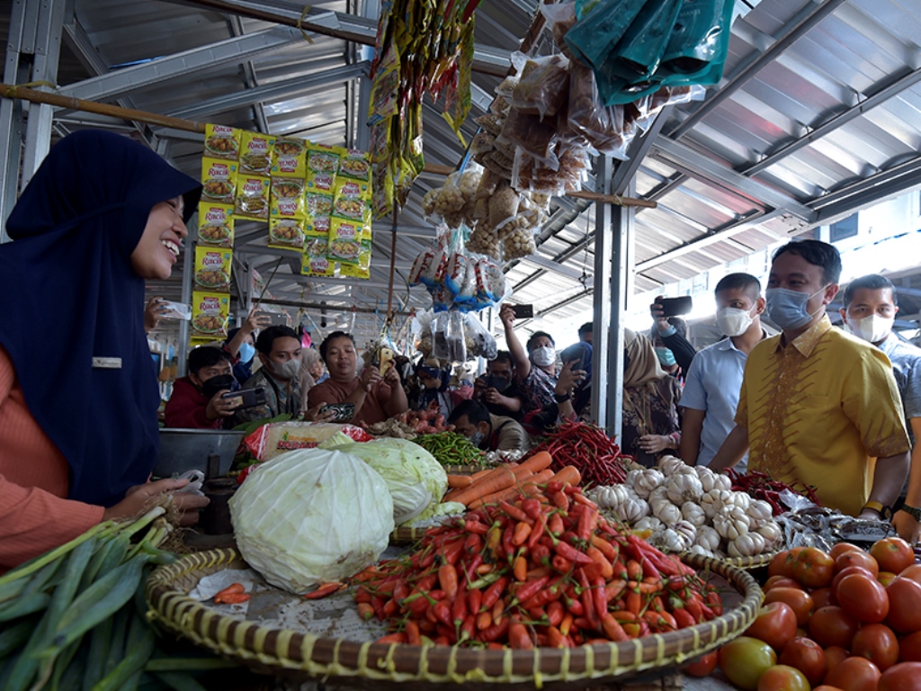 Wamendag Jerry Sambuaga berbincang dengan salah satu pedagang di Pasar Lama, Serang, Banten. Foto: Biro Humas Kemendag.