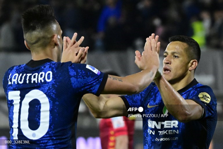 Alexis Sanchez (kanan) cetak gol ketiga Inter-Foto AFP