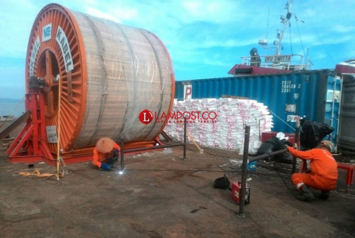 PLN Operasikan Kabel Listrik Bawah Laut Terpanjang di RI
