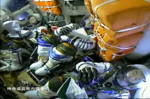 Foto Terpopuler: Detik-detik 3 Astronaut Tiongkok Kembali ke Bumi hingga Ribuan Warga Serbia Turun ke Jalan Dukung Rusia