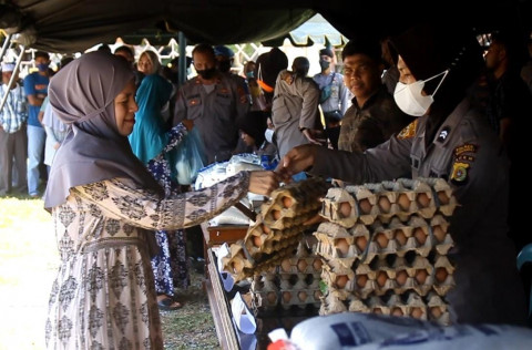 Warga Serbu Pasar Murah di Aceh Barat