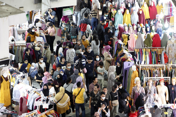 Jelang Lebaran, Pasar Tanah Abang Diserbu Pembeli