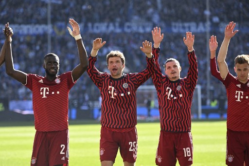 Selebrasi kemenangan para pemain Bayern Muenchen atas Arminia Bielefeld. (INA FASSBENDER / AFP)