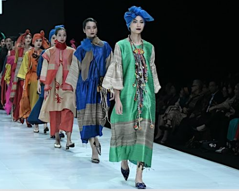 Model mengenakan koleksi busana Naniek Rachmat 'Anthologie of Borneo' pada IFW 2020. (Foto:Dok.Indonesia Fashion Week)