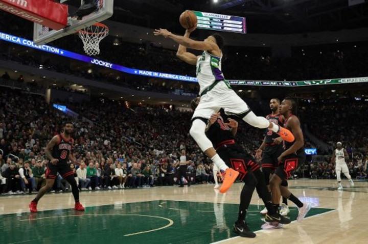 Giannis Antetokounmpo Pimpin Bucks Tekuk Bulls pada Playoff Pertama