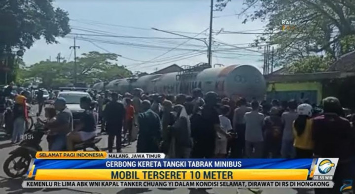 Minibus Tertabrak Gerbong Kereta Tangki yang Masuk Depo