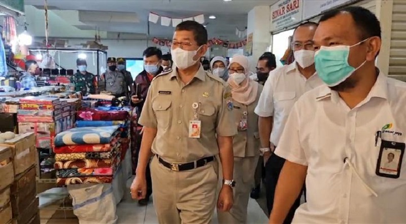 Pengecekan stok pangan di Senen, Jakarta Pusat. (Medcom.id/Chris)