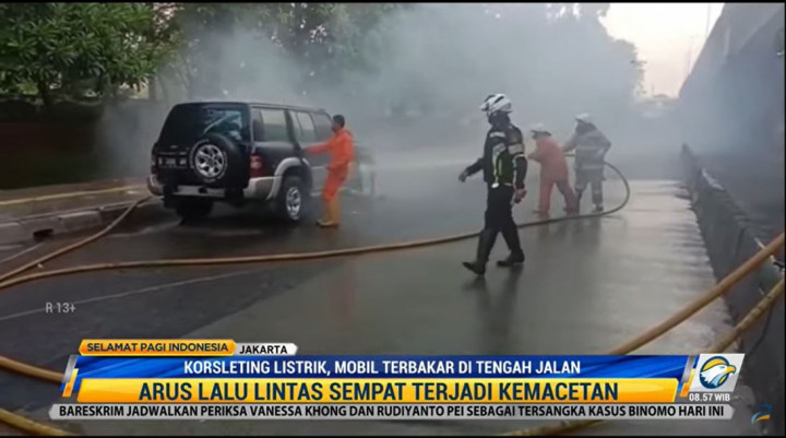 Minibus Terbakar, Kelapa Gading Macet Total