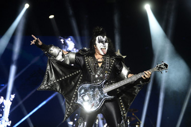 Gene Simmons: Beyonce dan Bruno Mars Bisa Pingsan Nyanyi Setengah Jam Pakai Kostum KISS
