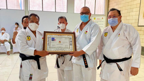 Berjasa di Karate-Do, INKAI Berikan Rektor Unnes Fathur Rokhman Sabuk Hitam