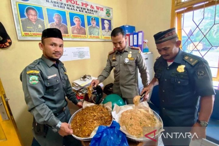 Satpol PP Aceh Barat Sita Makanan dari Warung yang Beroperasi di Siang Hari