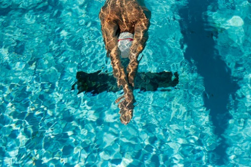 Aktivitas fisik rutin, termasuk berenang berkaitan dengan penurunan stres psikologis dan  meningkatkan mood. (Foto: Ilustrasi. Dok. Freepik.com)
