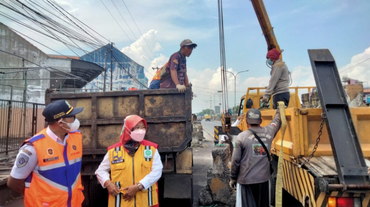 Beton Penghalang Dipasang Antisipasi Pasar Tumpah di Kabupaten Cirebon Saat Mudik
