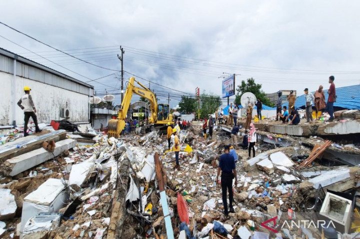 Korban Bangunan Alfamart Ambruk 13 Orang, 4 Meninggal
