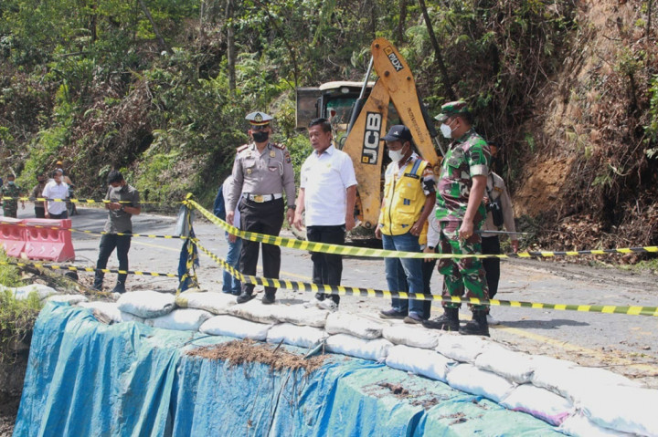 Bupati Simalungun Pastikan Akan Perbaiki Jalan Longsor Sebelum Mudik Lebaran