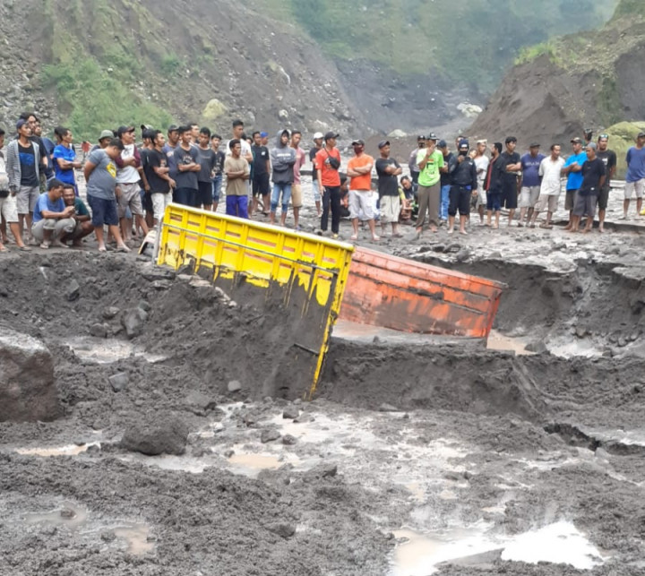 Truk Penambang Pasir di Lereng Gunung Merapi Tertimbun