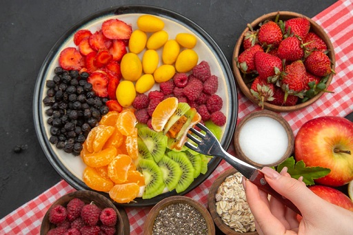 Kulit buah dan sayuran umumnya mengandung antioksidan, serat, vitamin, dan mineral yang justru terkadang lebih tinggi daripada daging buahnya sendiri. (Foto: Ilustrasi. Dok. Freepik.com)